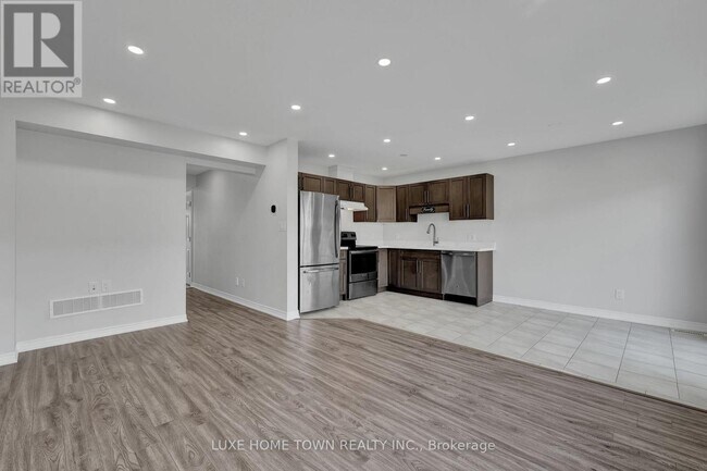 Photo du bâtiment - 100 Monarch St