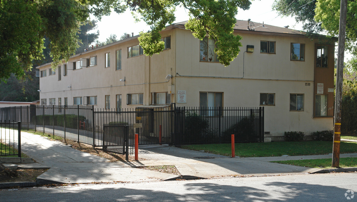 Building Photo - 1010 Summit Ave