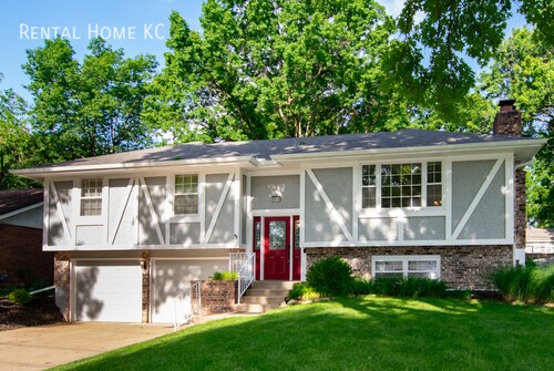 Foto principal - Beautifully updated split level with Finis...