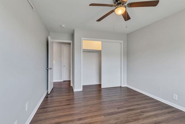 Building Photo - Remodeled 1 Bedroom Apartment!!! Walk to t...