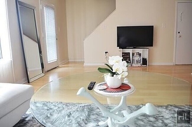Foto del edificio - Incredible Furnished 1 Br Union Avenue