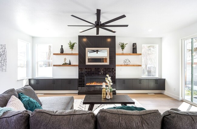 Foto del edificio - Gorgeous Modern Home in Fabulous Location ...