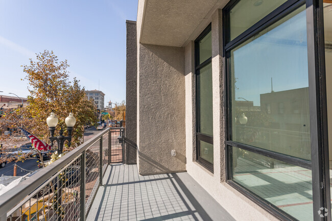 Loft, 1BA - 500-800 SF - Market Lofts DTSA