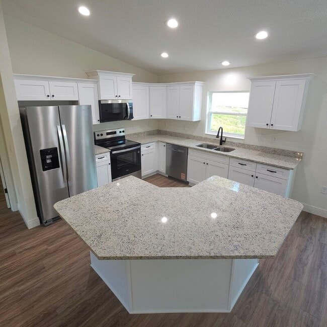 Foto del edificio - 742 W Deacon Pl