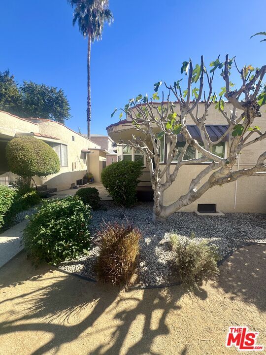 Foto del edificio - 4804 Bellflower Ave