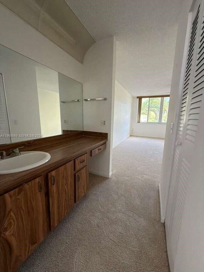 Foto del edificio - 6750 Royal Palm Blvd