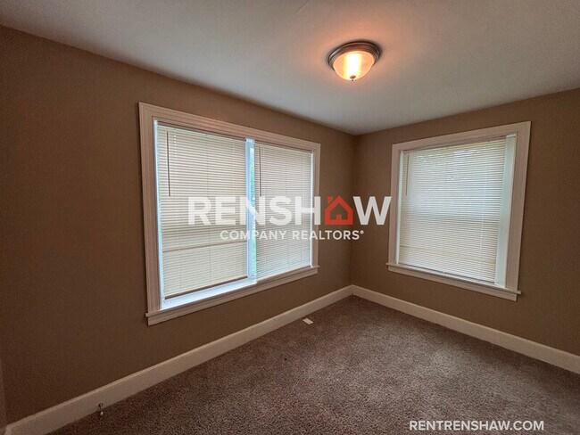 Foto del edificio - 2458 Whitney Ave