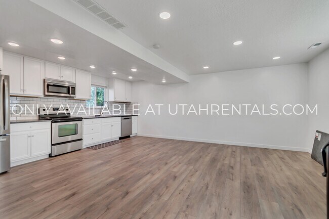 Building Photo - 680 N 400 W St