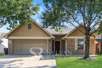 Building Photo - 2864 St Bernard Dr