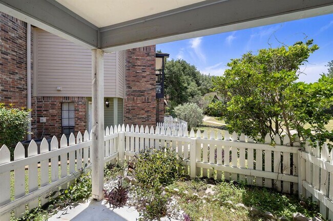 Building Photo - 1601 Faro Dr