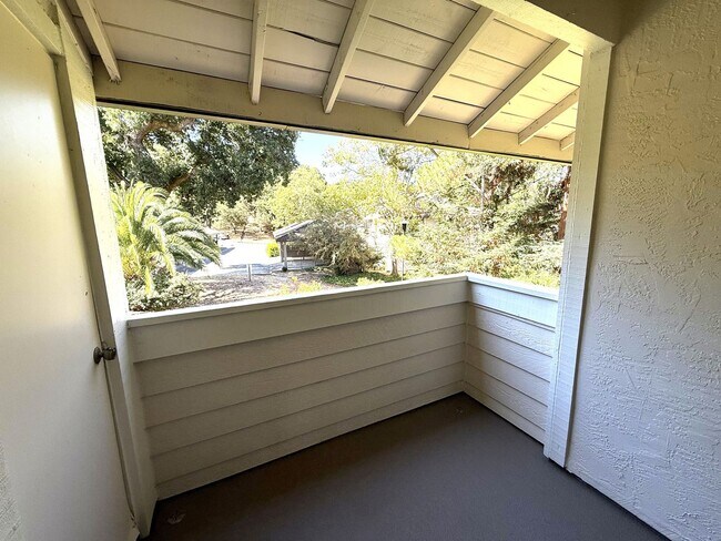 Foto del edificio - UPPER END UNIT TWO BED / TWO BATH CONDO IN...