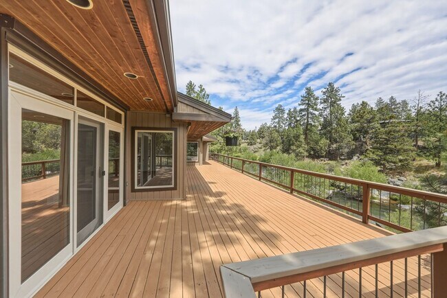 Foto del edificio - Exceptional Three Bedroom Riverfront Retreat in Northwest Bend