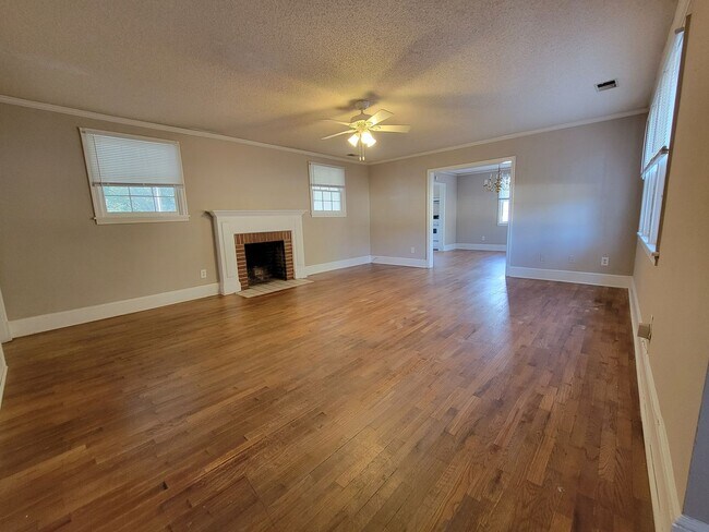 Foto del edificio - 2 Bedroom House off of Ogelthorpe Avenue