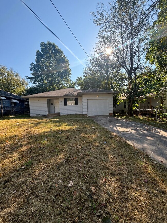 Building Photo - 1100 S Weaver Ave