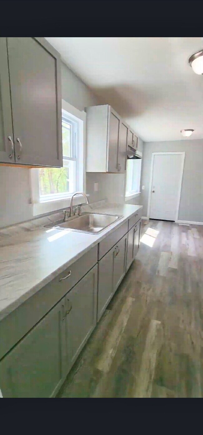Foto del edificio - Charming 3-Bedroom brand new inside!  Coun...