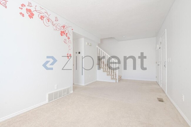 Building Photo - Unit