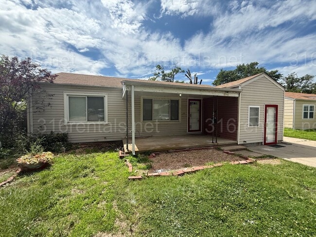 Building Photo - $1345 - 4 bedroom / 2 bathroom - Beautiful...