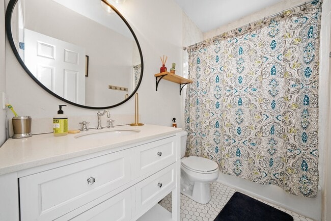 Foto del edificio - 1028 N Wolcott Ave