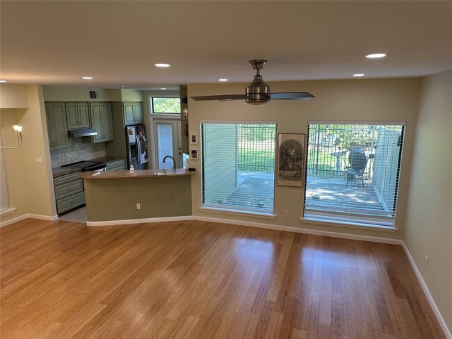 Building Photo - 9400 Doliver Dr