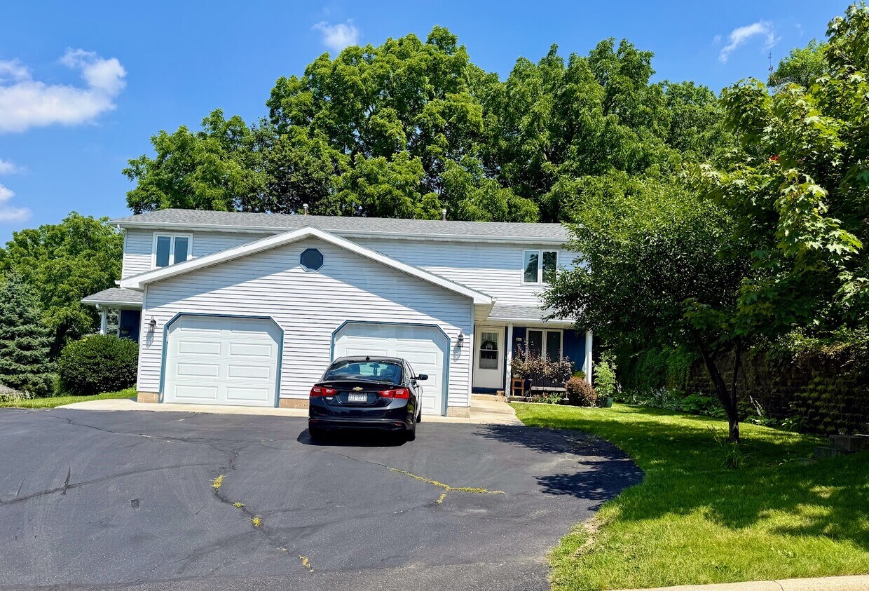 Front - Unit on Right - 840 Teutonia Dr