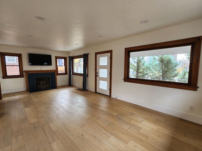 Foto del edificio - East Bench Luxury Bungalow - Fully Renovated and STUNNING!