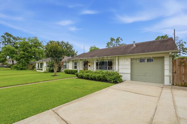 Building Photo - 2207 Saxon Dr