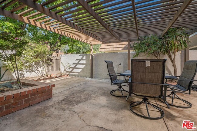 Building Photo - 10415 Larwin Ave
