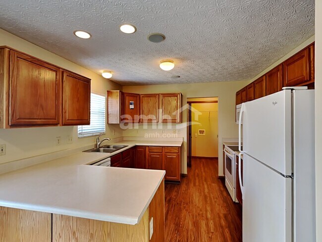 Building Photo - 529 Thompson Avenue