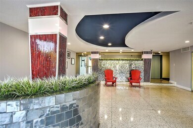 Large open lobby area - 3315 58th Ave S