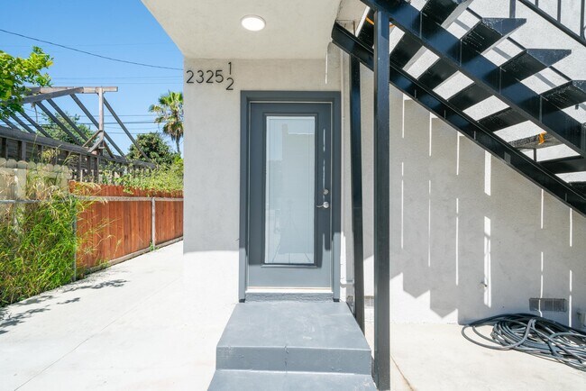 Foto del edificio - 2325 1/2 S Sycamore Ave