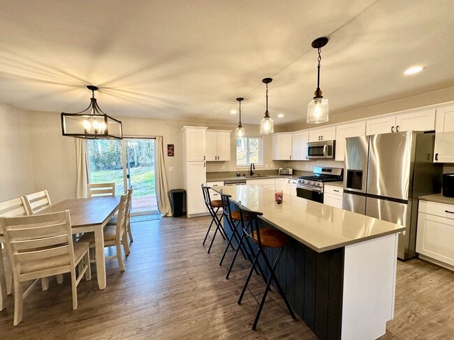 Building Photo - 748 Cahill Ln