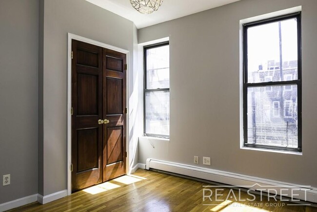 Foto del edificio - Duplex 2 BR in Bushwick