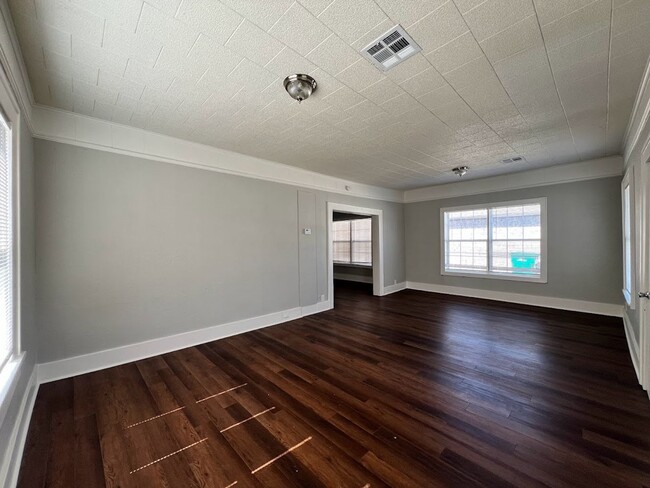 Building Photo - Charming 3BR/1BA Home with Detached Garage