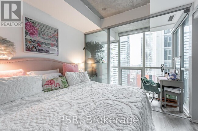 Photo du bâtiment - 88 Blue Jays Way