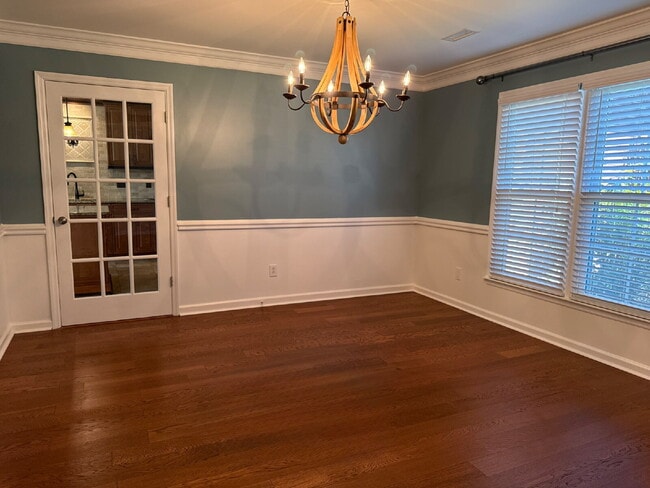 Building Photo - "Charming 4-Bed Oasis with Granite Finishe...