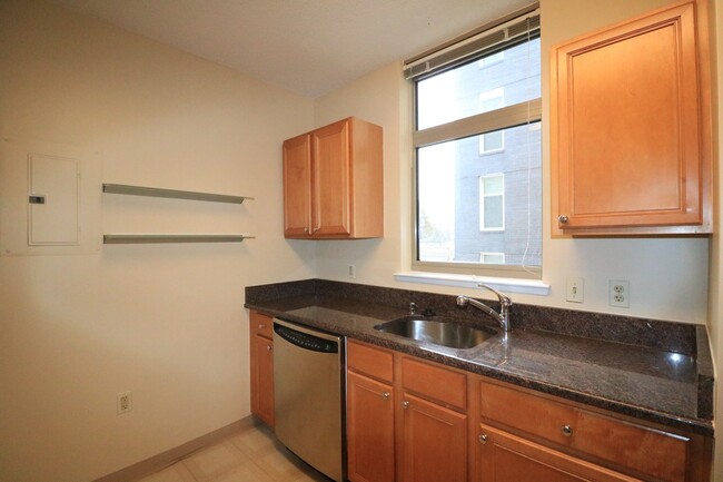 Building Photo - 1 + 1 w/Parking in downtown BETHESDA!