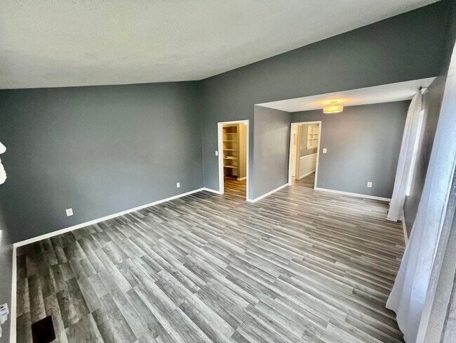 Building Photo - 4-Bedroom, 2-Bathroom home in Overland Par...