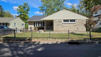 Building Photo - 509 S Swain Ave