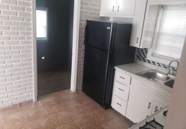 Building Photo - Updated Adorable Home - PRICE DROP!