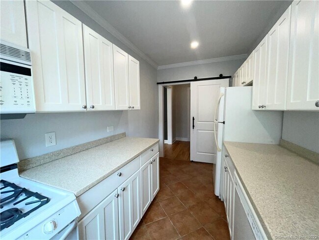 Building Photo - 110 Woodside Green