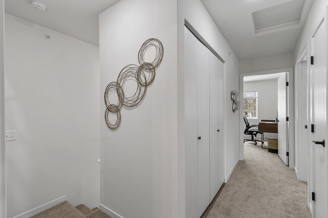 Pasillo de la planta superior en un apartamento de 3 habitaciones - Pine Creek Apartments