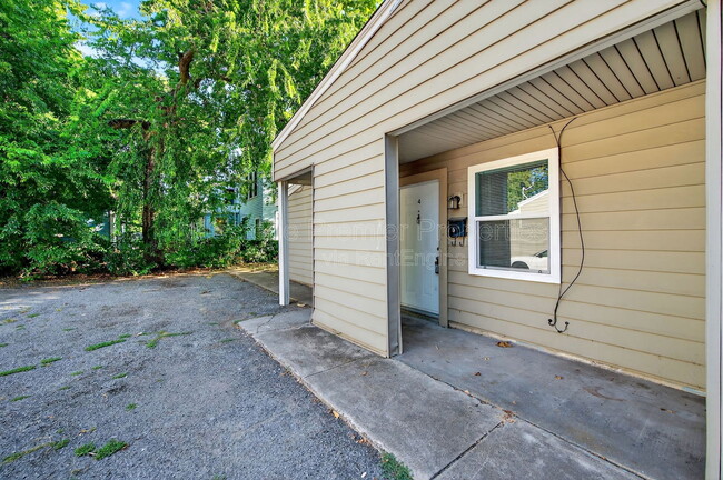 Building Photo - 816 S Crockett St