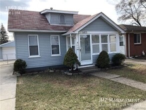 Building Photo - 1857 Russell Ave