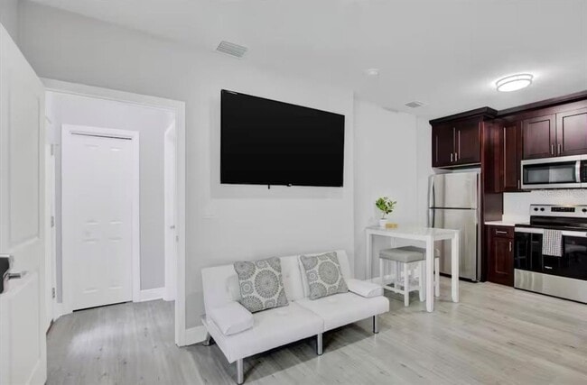 Building Photo - 405 S Westland Ave