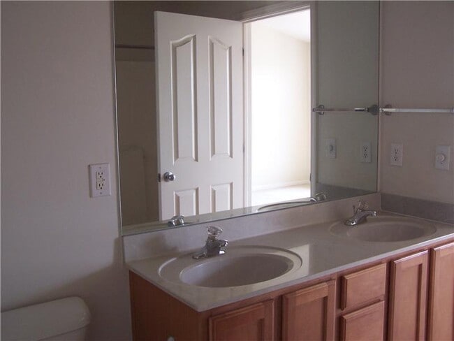 Building Photo - 13869 Willesden Cir