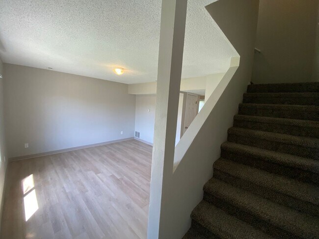 Building Photo - 1636 E Pleasant View Drive