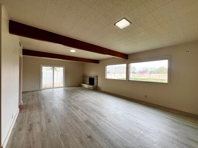 Building Photo - Beautifully Remodeled 3 Bed | 1.5 Bath Single-Family Home for Rent