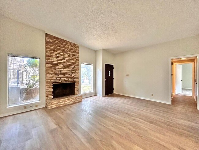 Building Photo - 8711 Westover Club Dr
