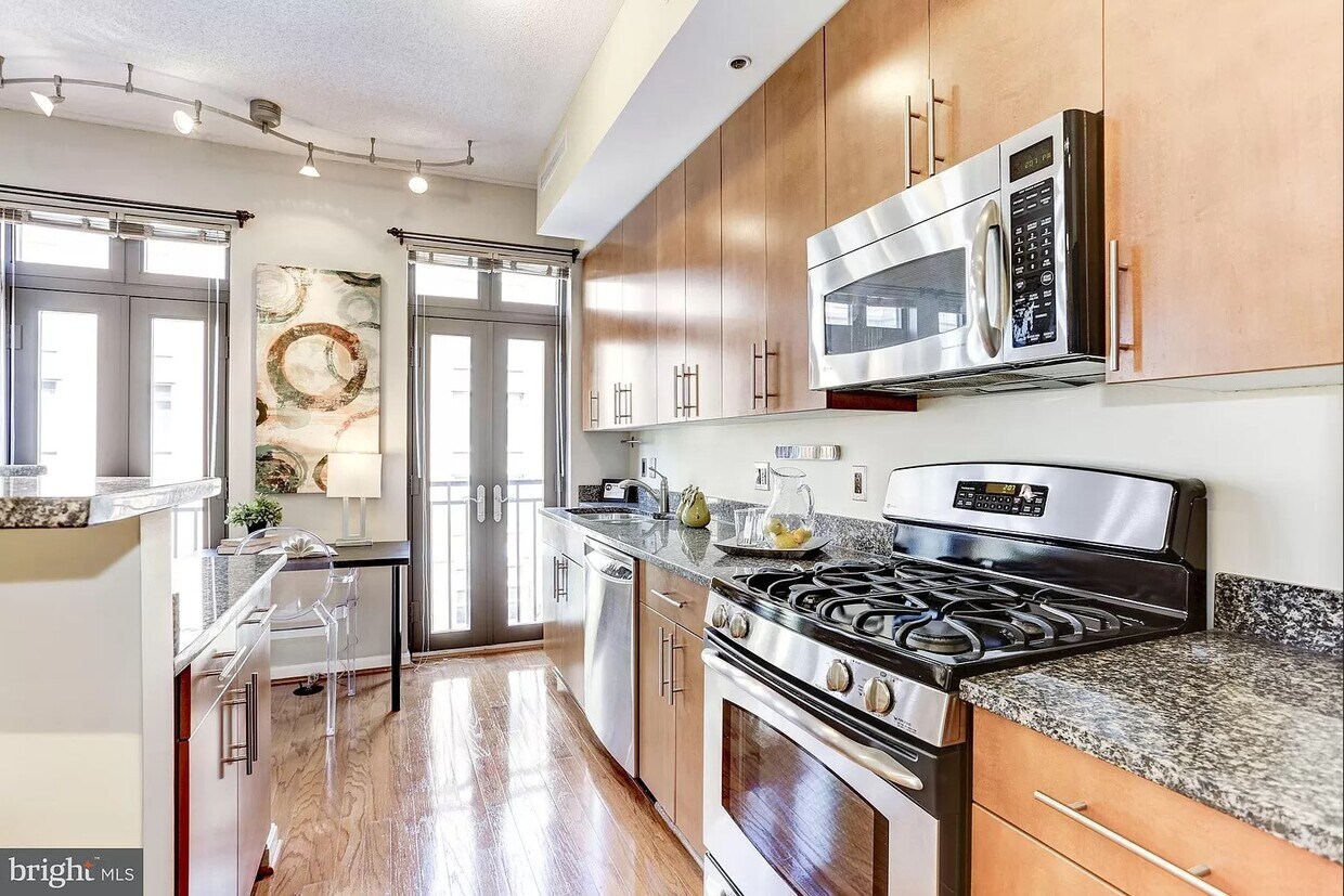 Primary Photo - 1390 Kenyon St NW