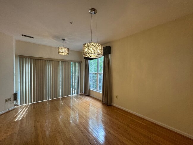Building Photo - Beautiful 2 Bed 2 Bath End-Unit Townhome I...